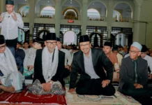 Usai Salat Idulfitri di Masjid Al Akbar, Gus Ipul Tegaskan Efisiensi Anggaran Tak Sentuh Bansos